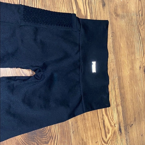 Pink VS leggings **has a pocket** - Picture 2 of 3